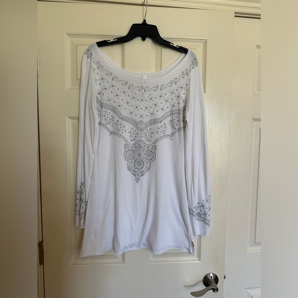 Lucy yoga long sleeves tunic white size medium silver accent